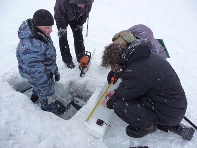 Tým vědců z PřF UK zkoumá jezero Čebarkul pokryté silnou vrstvou ledu, na jehož dno meteorit dopadl
