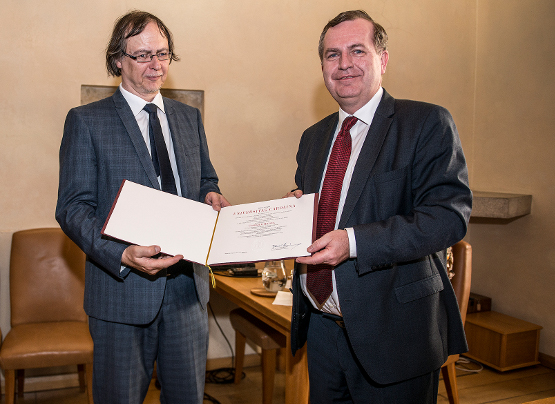 Jiří Mrázek přebírá jmenovací dekret z rukou rektora UK Tomáše Zimy (zleva)