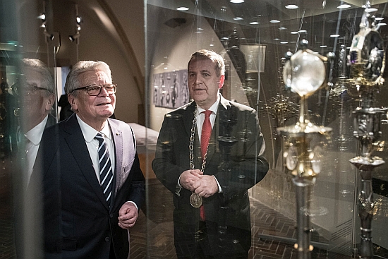 CU Rector Tomáš Zima and former president of Germany, Joachim Gauck, at an exhibition of university artefacts and symbols at the Carolinum on January 21, 2019. Photo: René Volfík.